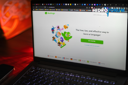 Gobierno ofrece cursos intensivos de inglés con Duolingo para estudiantes de IA