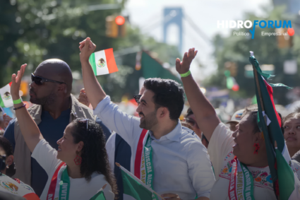 Mamdani participa en desfile mexicano en Nueva York y recibe banda tricolor
