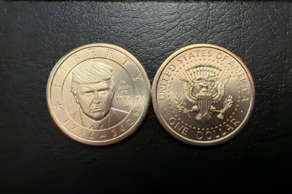 Estados Unidos pone en circulación moneda de un dólar con la imagen de Trump