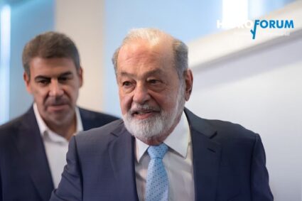 Carlos Slim respalda regulación de celulares: “Las aulas son para estudiar”