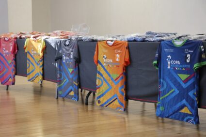 Entrega de uniformes de Cachibol
