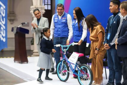 TERE JIMÉNEZ Y FUNDACIÓN TELMEX-TELCEL ENTREGAN BECAS, EQUIPOS Y APOYOS A ESTUDIANTES, ADULTOS MAYORES Y PERSONAS CON DISCAPACIDAD