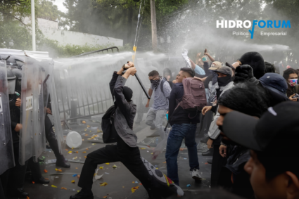 Protesta por Agua Limpia en Guadalajara Escala a Enfrentamientos con la Policía.