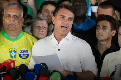 Flávio Bolsonaro enfrenta investigaciones financieras tras dejar el Senado en 2027