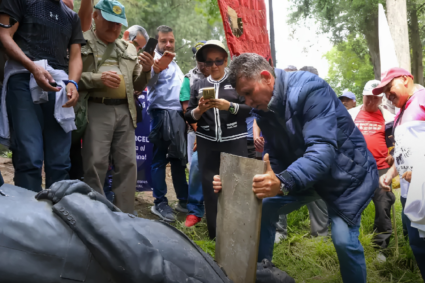 SME protesta contra Calderón y decapita su estatua en Los Pinos