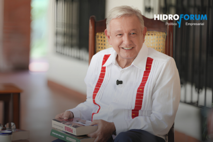 López Obrador reaparece con “Pueblo” y dedica el libro a Sheinbaum