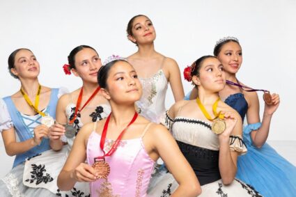 ALUMNAS DE LA UNIVERSIDAD DE LAS ARTES GANAN MEDALLAS EN CONCURSO INTERNACIONAL DE DANZA