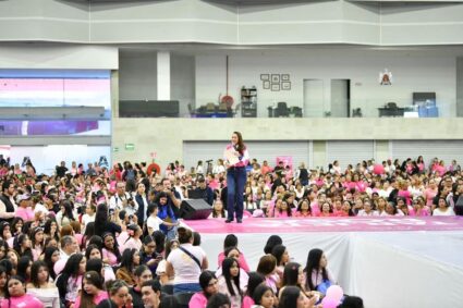 ENTREGA TERE JIMÉNEZ TARJETAS ROSAS Y RECONOCE EL ESFUERZO DE LAS MUJERES DE AGUASCALIENTES